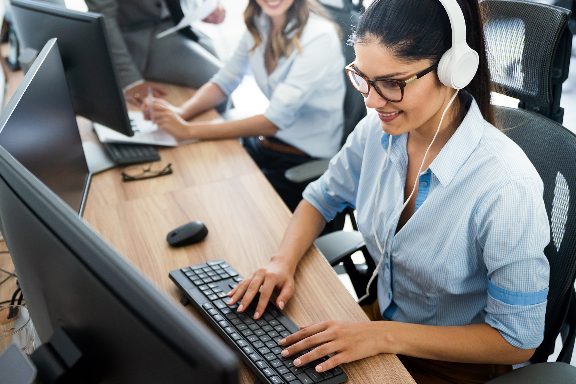 desktop-customer-care-woman.jpg